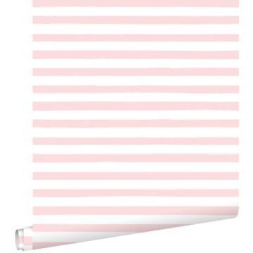 behang geschilderde strepen licht roze en wit