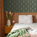 groen art déco behang in een slaapkamer